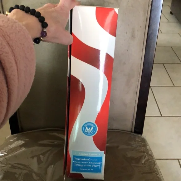 Governor Arnold Schwarzenegger Talking Action Figure - Picture 4 of 7